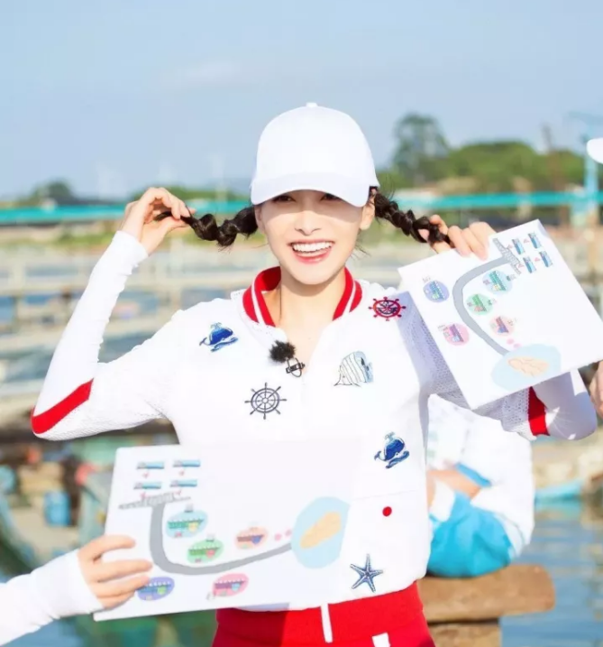 今年秋冬最chic！原來(lái)短發(fā)和帽子這么配?。? border=