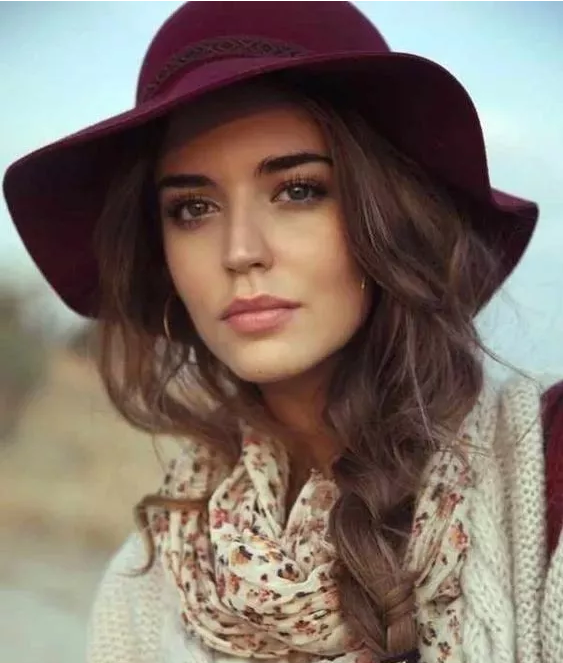 今年秋冬最chic！原來(lái)短發(fā)和帽子這么配?。? border=