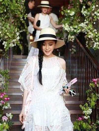 看看女星們花式戴草帽的帽子戲法！