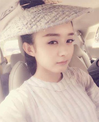 看看女星們花式戴草帽的帽子戲法！